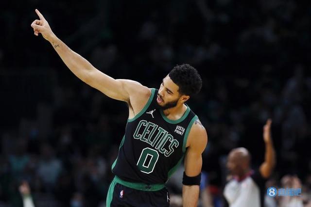 洛杉矶快船以131-116击败黄蜂，哈登55分创队史新高，成为NBA第四位得分超55分的球员，表现惊艳。